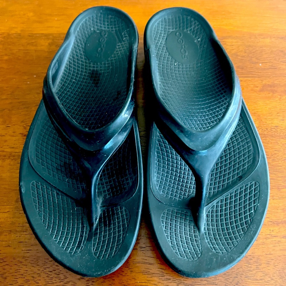 Black Oofos Size 10